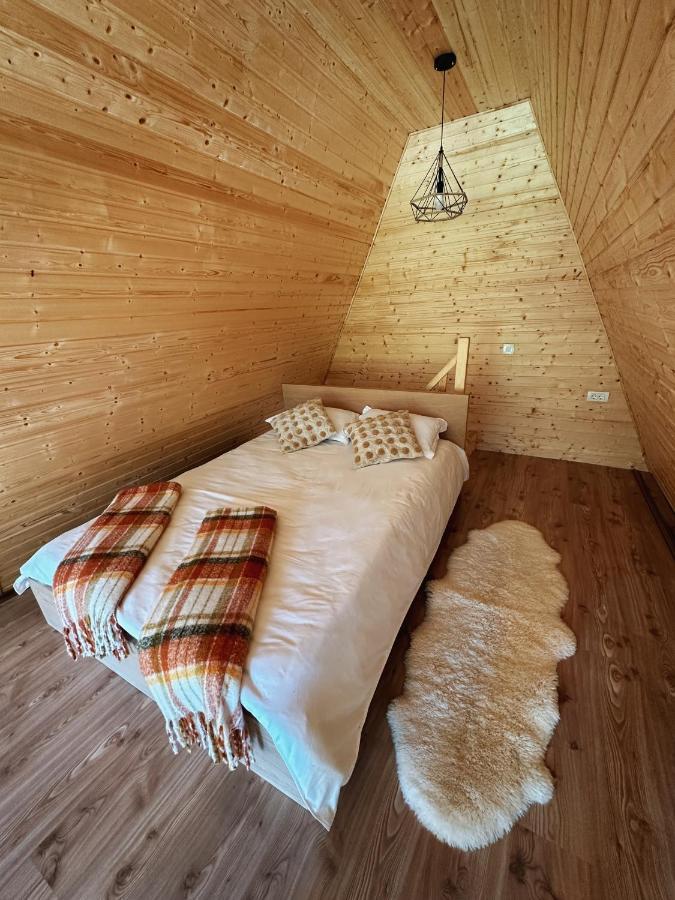 The Frog Glamping Hotel Horezu Exterior foto