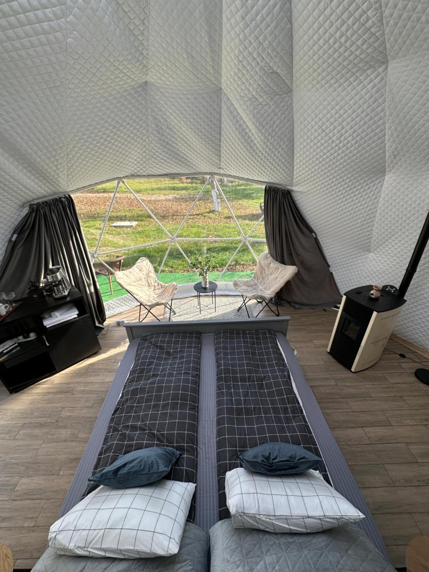 The Frog Glamping Hotel Horezu Exterior foto