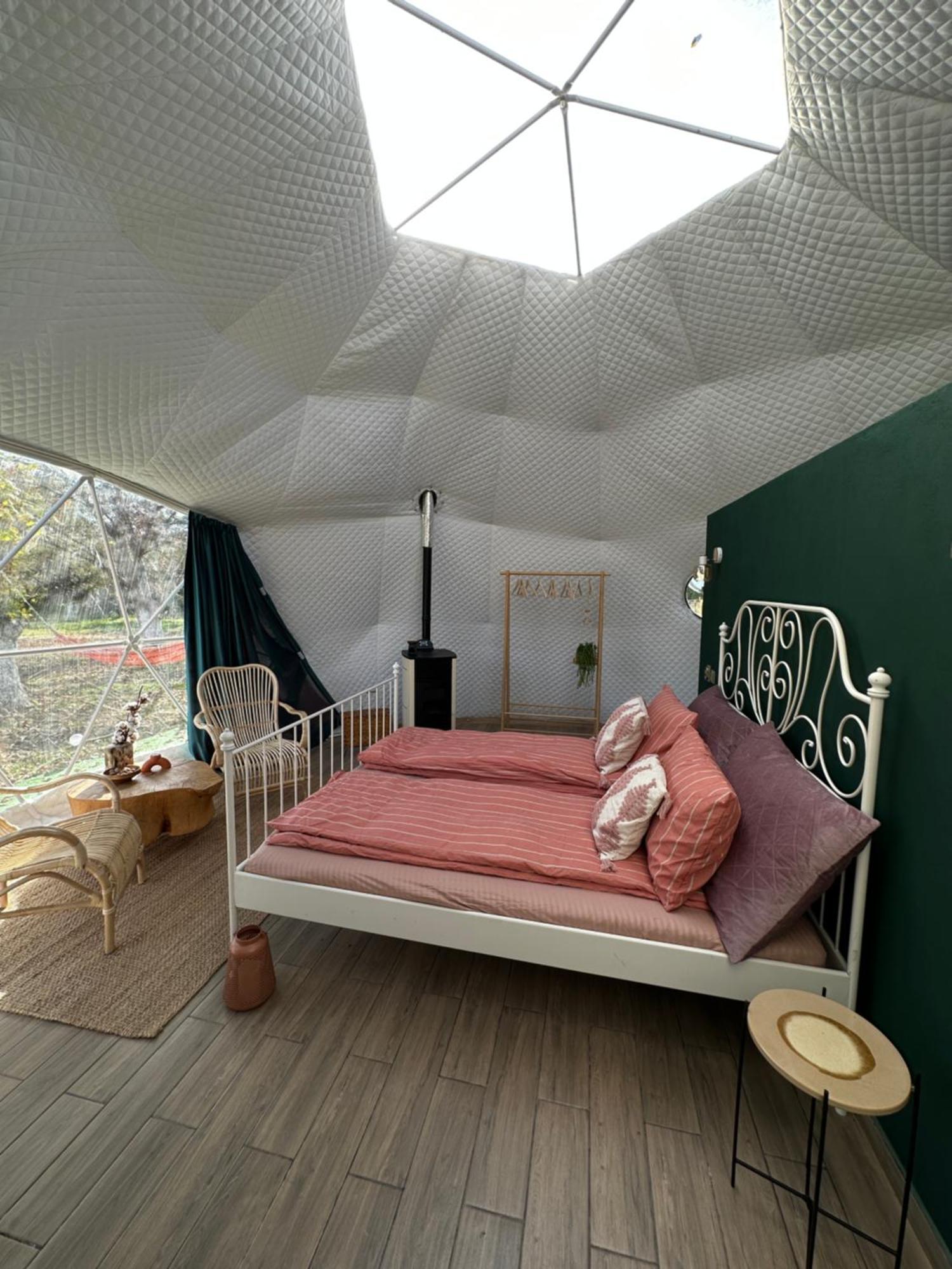 The Frog Glamping Hotel Horezu Exterior foto