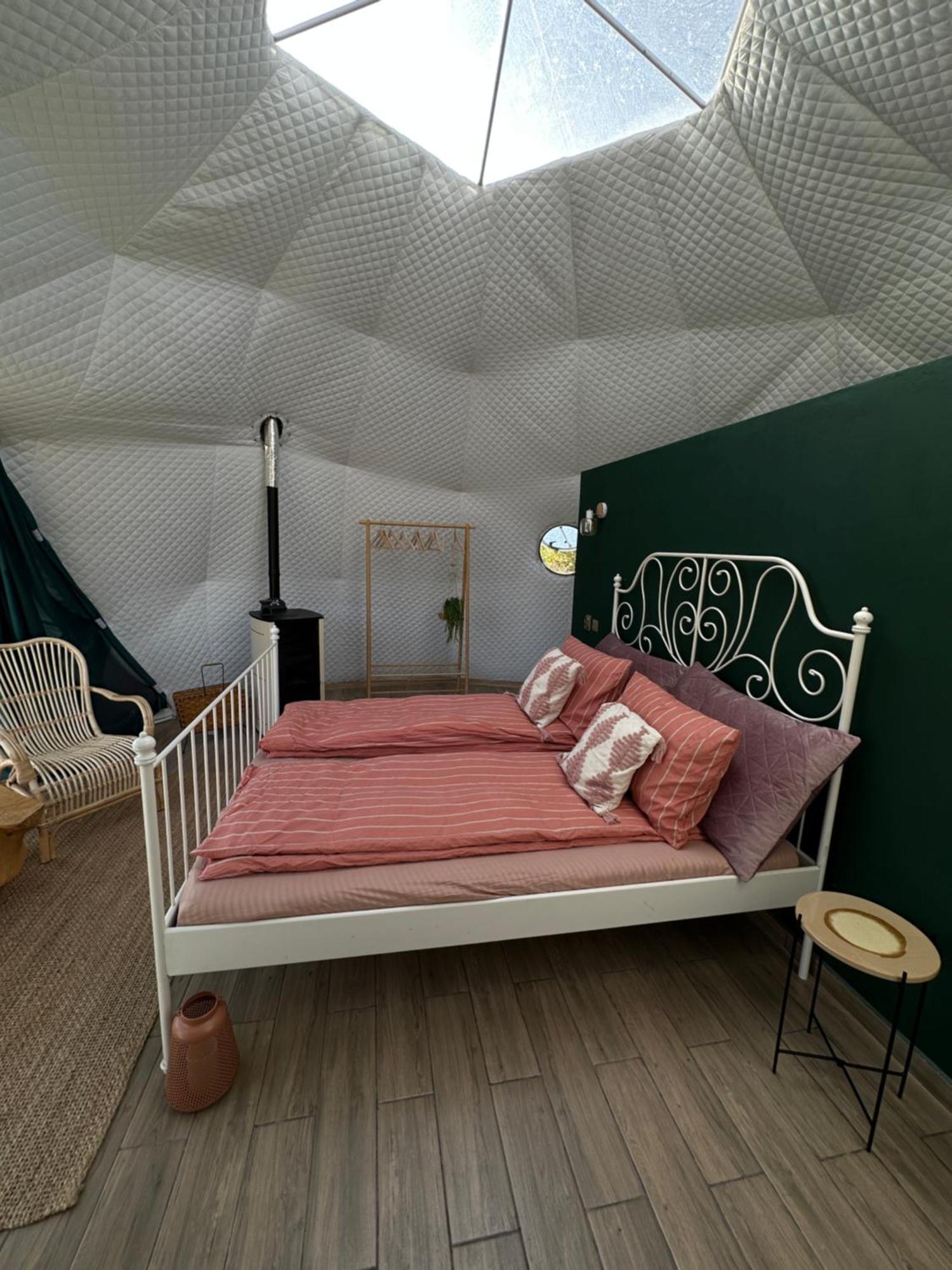 The Frog Glamping Hotel Horezu Exterior foto