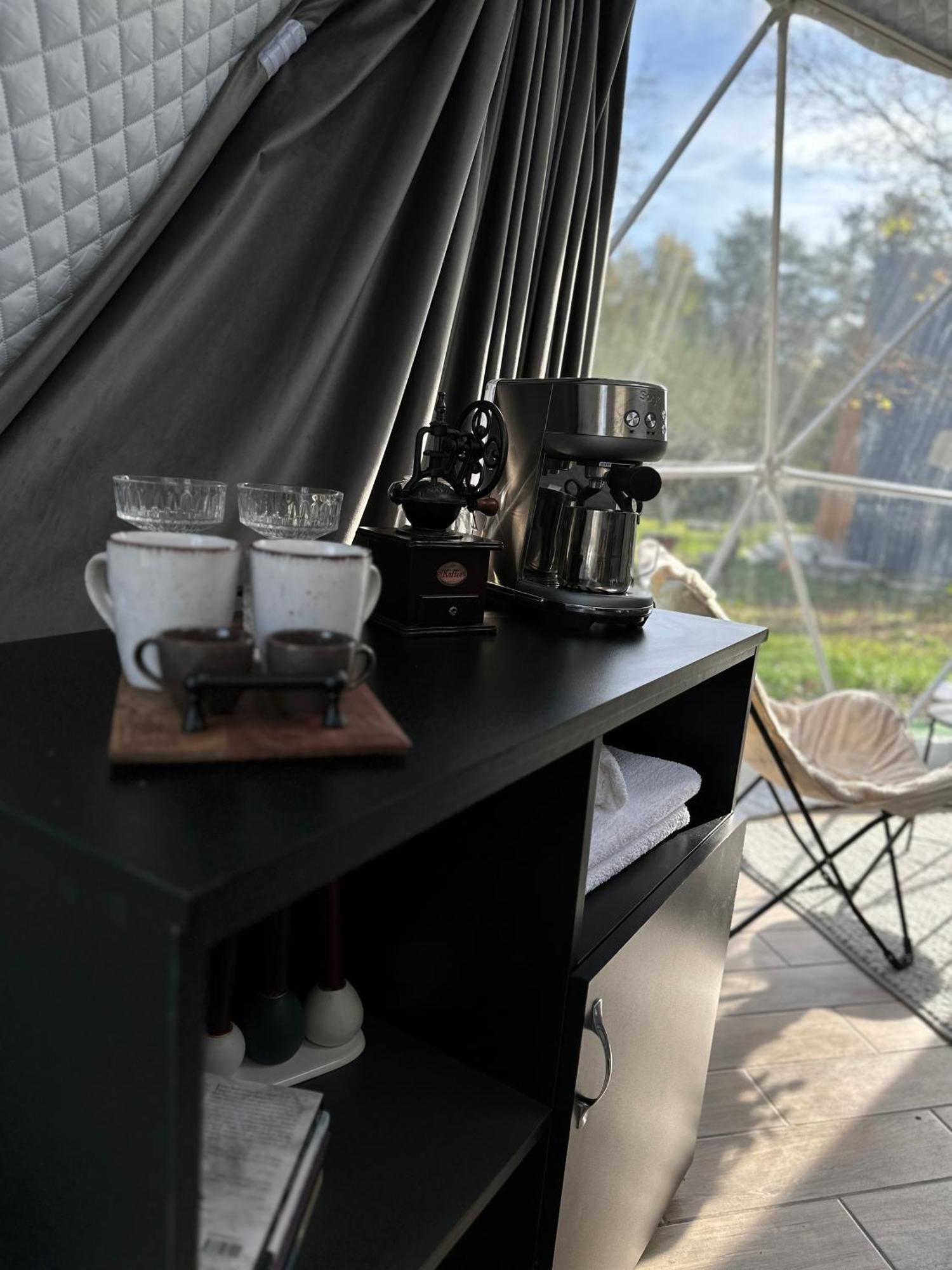 The Frog Glamping Hotel Horezu Exterior foto