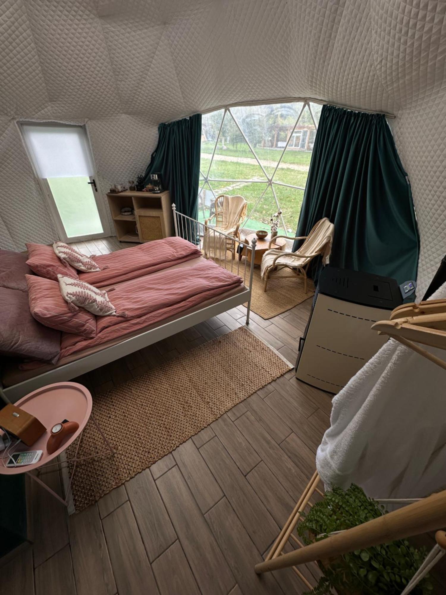 The Frog Glamping Hotel Horezu Exterior foto