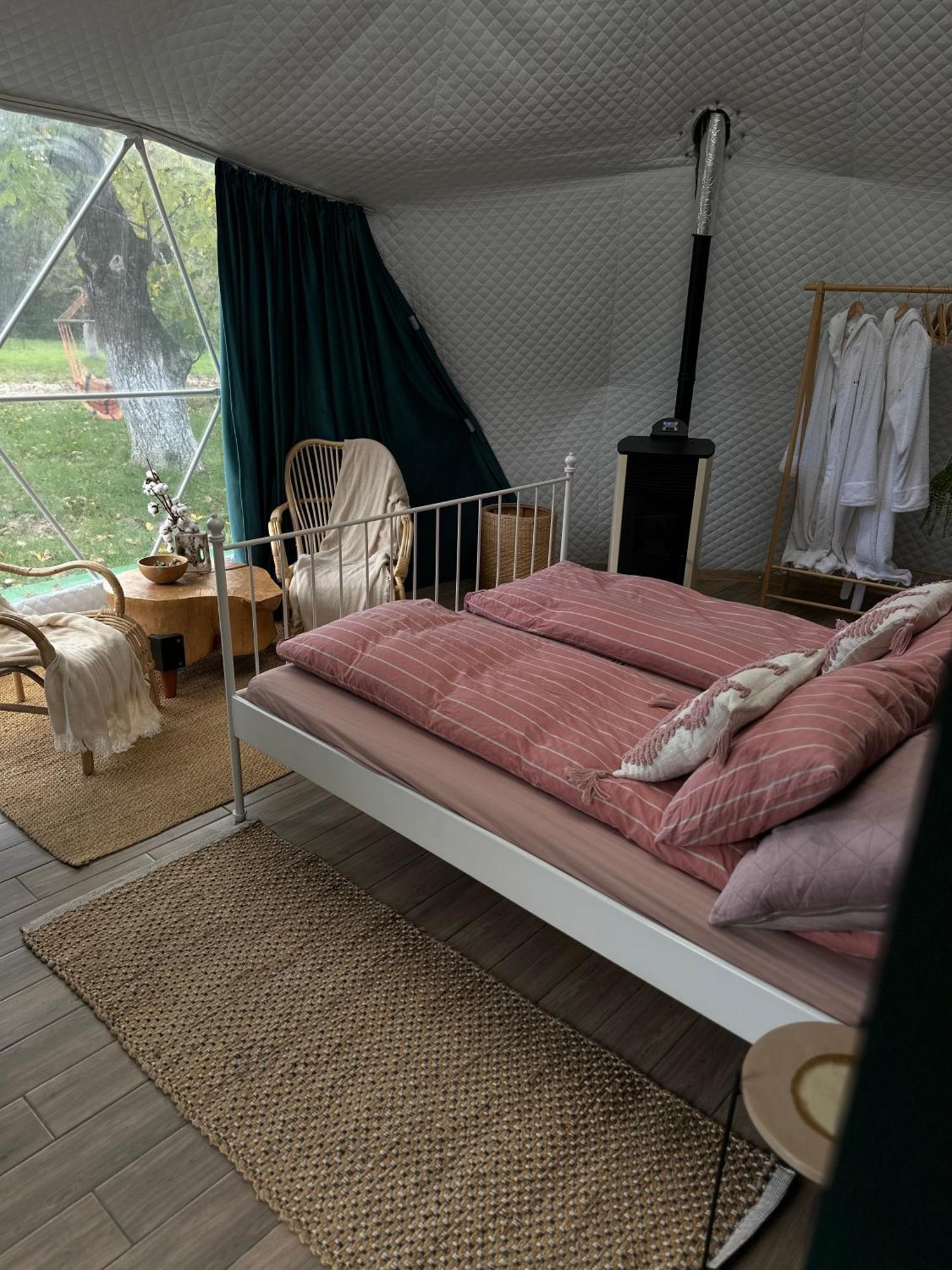 The Frog Glamping Hotel Horezu Exterior foto