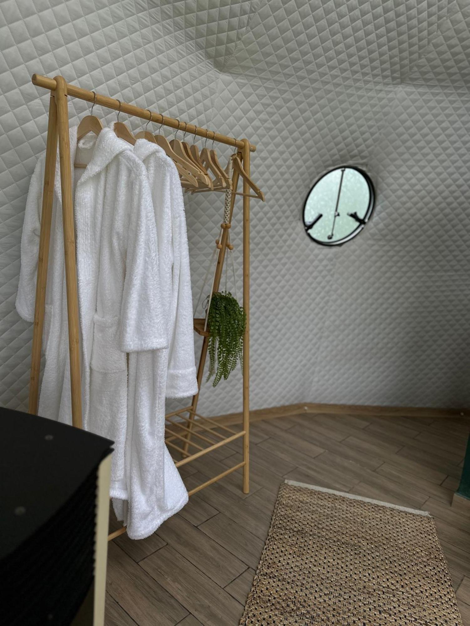 The Frog Glamping Hotel Horezu Exterior foto